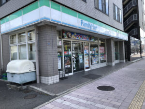 徒歩2分のところにあるファミリーマート岡山天瀬店。日常のちょっとしたお買い物に便利。