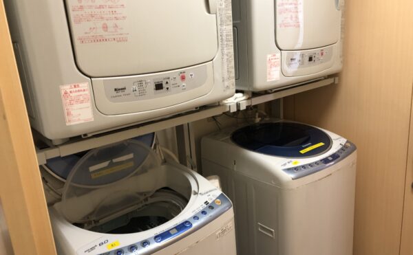 共同設備の洗濯機。基本的には介護保険での対応となる