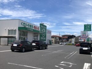 徒歩1分のところにあるザグザグ西大寺店。おむつ等の日用品も揃う。