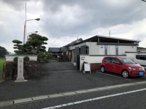 施設は閑静な住宅地にあります。お寺を過ぎて右折すると施設が見えます