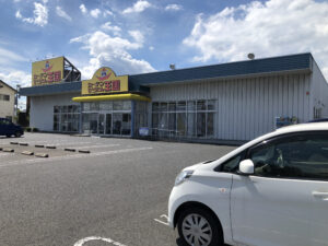 徒歩2分のところにあるカーテンじゅうたん王国岡山今店。収納ボックスやタオルも売っているので必要時に買いに行くことができる。