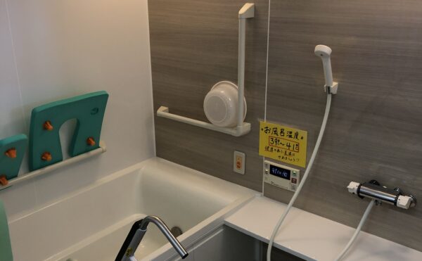 共用のお風呂の写真。一般浴槽だが専用の椅子もあり安全に配慮されている