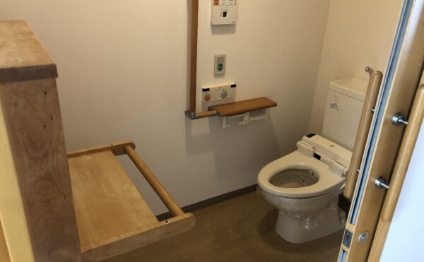 各居室にトイレがあり、壁側手すりと前方にも手すりがあるので、転倒予防にも最適