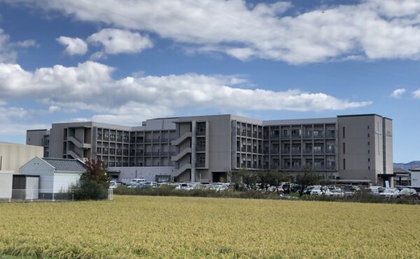 岡山市中区江崎にある介護医療院みくにの外観写真(2022年10月19日撮影)