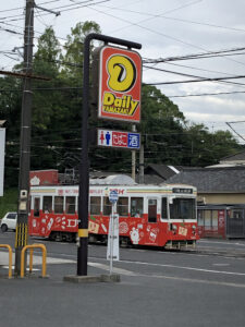 徒歩で約1分程度の場所にコンビニがあります。