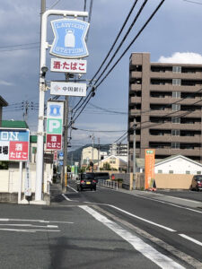 コンビニが徒歩1分の場所にあります。道を渡ればすぐです。