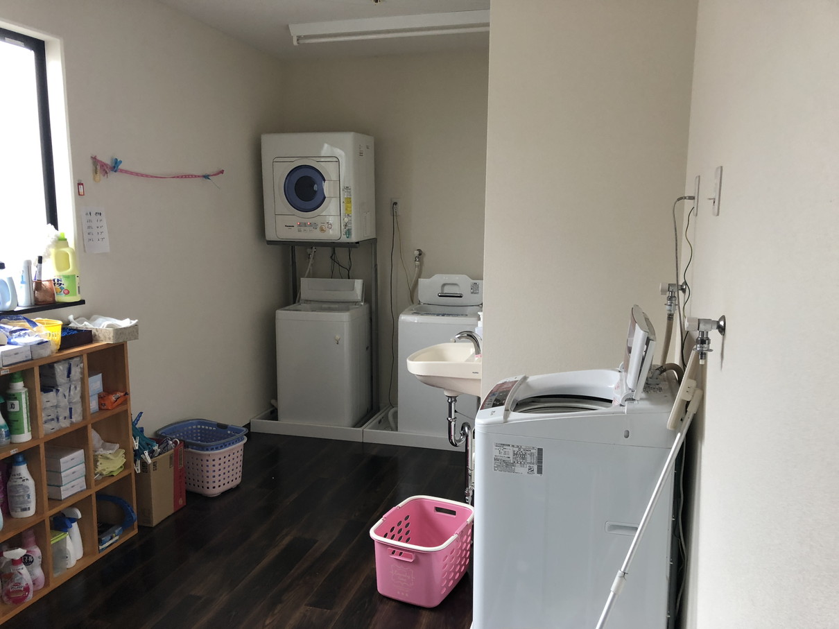 洗濯機スペース。基本的には介護保険にて施設スタッフが使用。ご家族の方も使用できます。