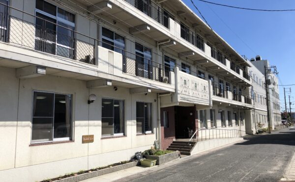 岡山市南区築港栄町にある介護老人保健施設やすらぎの外観写真(2022年10月19日撮影)