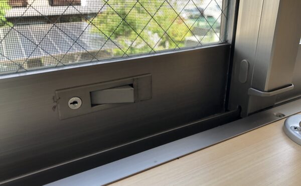 窓は自由に開ける事ができますが、空く間隔を調整できるストッパーもついてます