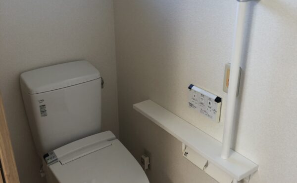 各居室にはトイレが完備されている。手すりやウォシュレットもあり。