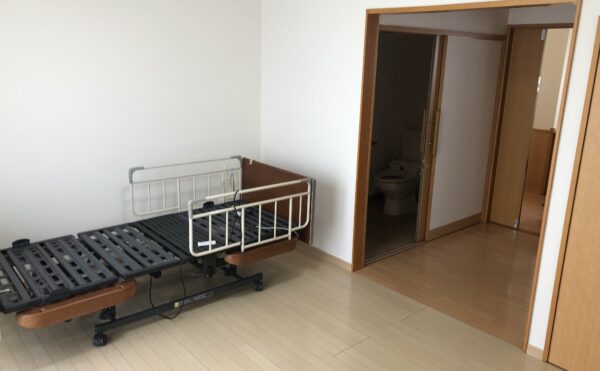 約10畳くらいのお部屋で介護ベッドが付いている。食堂から近い部屋と遠い部屋があり、タイプも3タイプあり