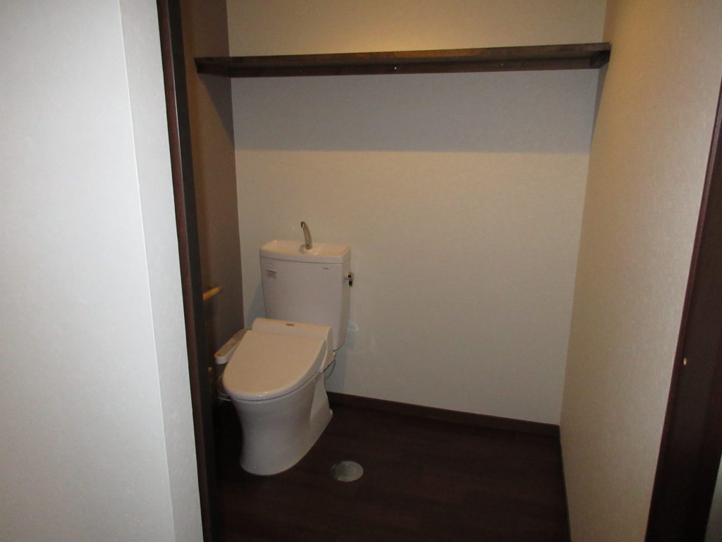 トイレの扉はカーテンタイプのお部屋と扉タイプのお部屋がございます