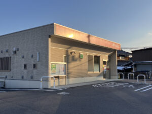 車で6分のところにある赤坂郵便局。ATMは土日も利用可能。