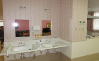 ココファン高屋の食堂にある洗面の写真。食後の口腔ケアも介護保険で対応が可能