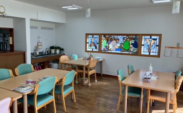 リビングのステンドグラスが施設の特徴