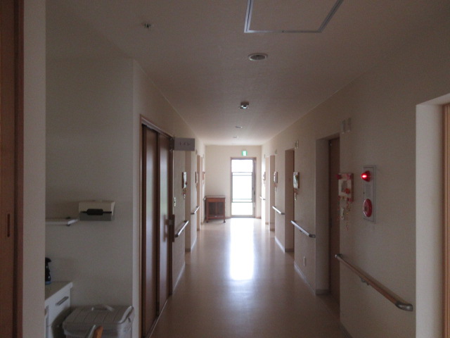 施設内の廊下