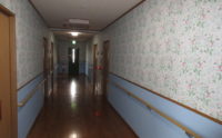 3階廊下（1階はピンク色・2階は緑色・3階は青色の廊下です）