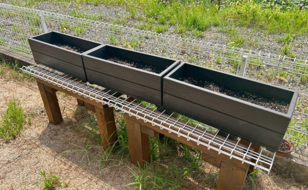 外には車椅子の方でも使用できる高さのプランターがあります。