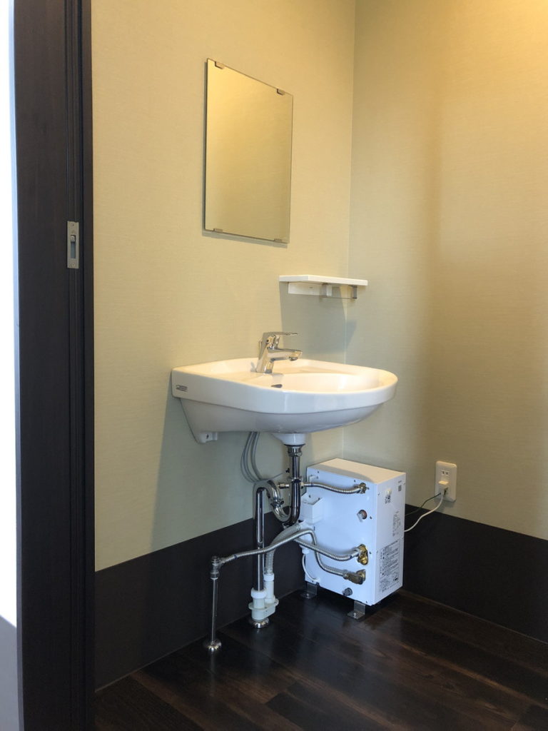 洗面台はトイレ内にあります。車椅子での利用も可能で水温調節は施設スタッフによる管理となります。