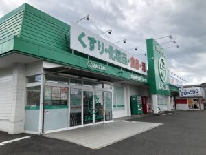 施設近くには大型ドラッグストアがあり、買い物に便利です。