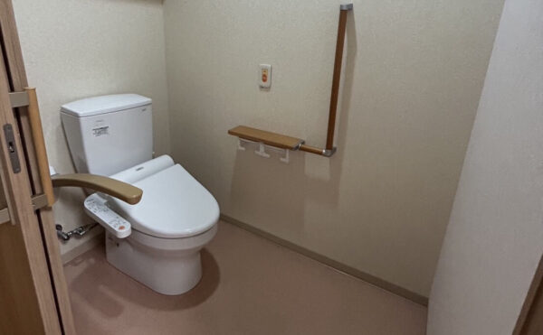 居室のトイレになります　車椅子でも入りやすく広々としています