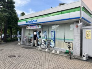 徒歩1分のところにあるファミリーマート岡山中央町店。ちょっとしたお買い物に便利。