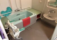 共同設備の一般浴槽。介護サービスを利用して入浴が可能