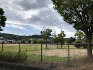 施設周辺は住宅街で公園もあります。