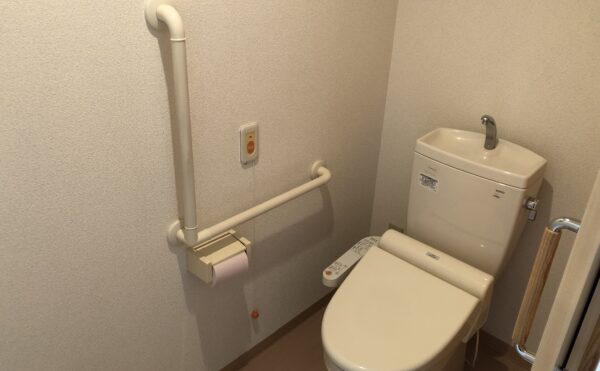 各居室にはトイレが完備。車いすでも利用できる広さがありウォシュレットや手すりも付いている。