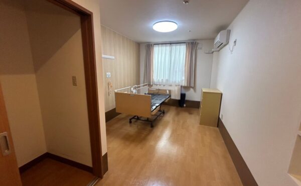 約10畳の居室。居室には介護ベッド、エアコン、ナースコール、トイレ、洗面所あり。