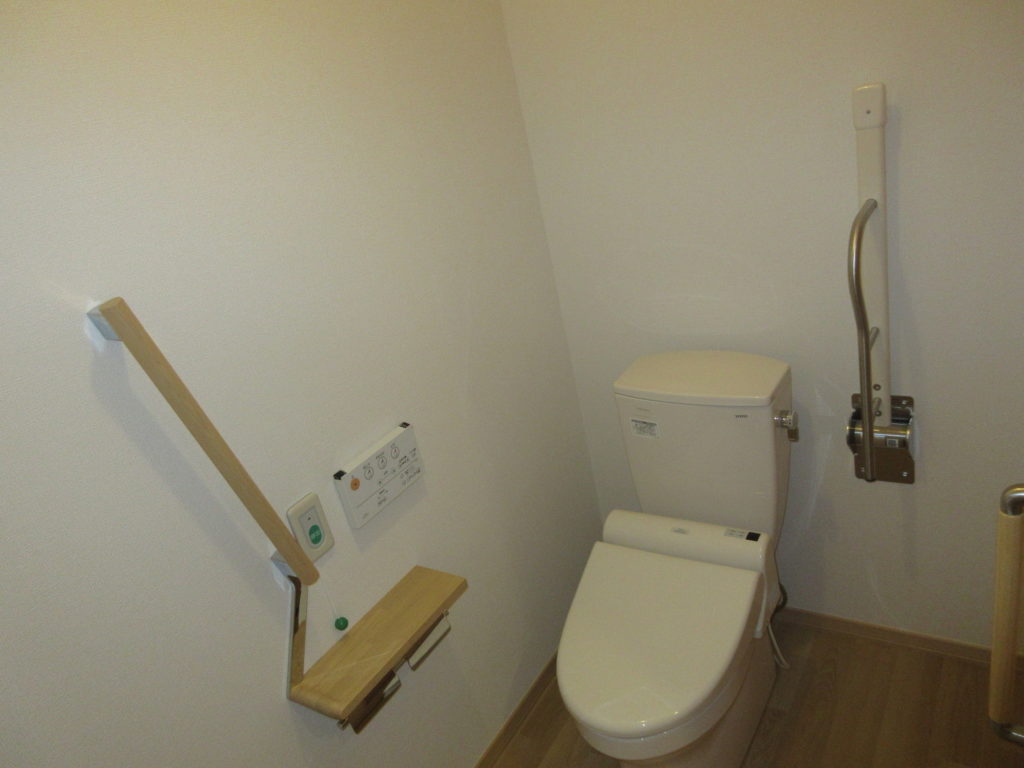 2階フロアはトイレ内に手すりが付いてます。また、1回フロアの居室内トイレは入り口がカーテンとなっており介護がし易い設計