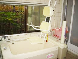 お風呂からミニ日本庭園を眺めながら入浴できます。リフト浴も完備しています。