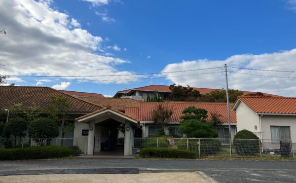 岡山市南区にある若宮老人保健センターの外観写真(2022年10月30日撮影)
