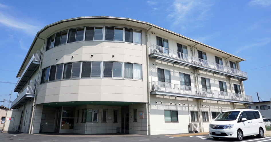 岡山市南区平福にあるサービス付き高齢者向け住宅「ケアホームきずな」の外観写真