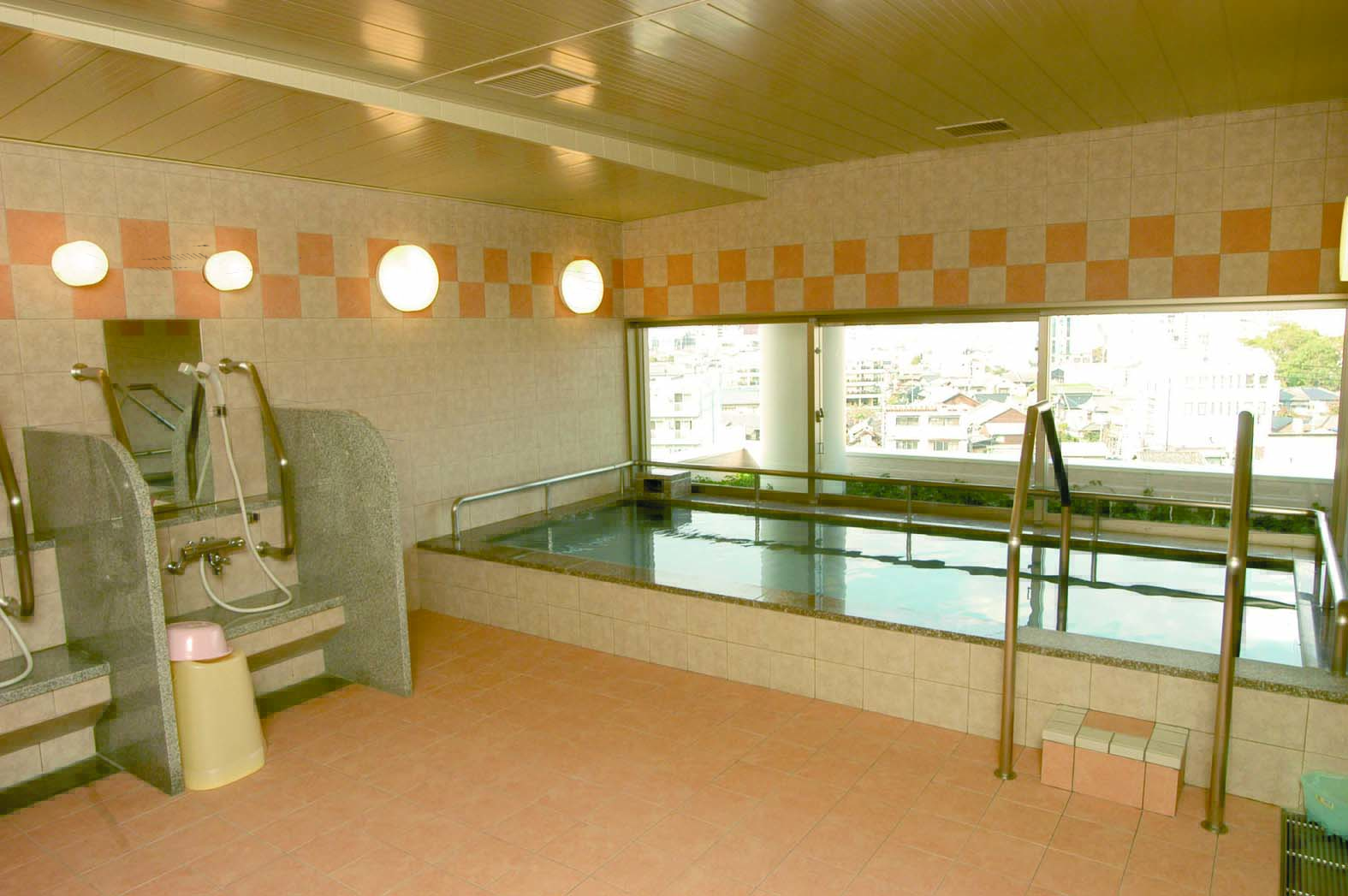 鶴形山、倉敷市街を一望できる展望浴場。 ちょっとした温泉気分を味わっていただけるように、ヨーロッパ流炭酸泉浴を用意しています。