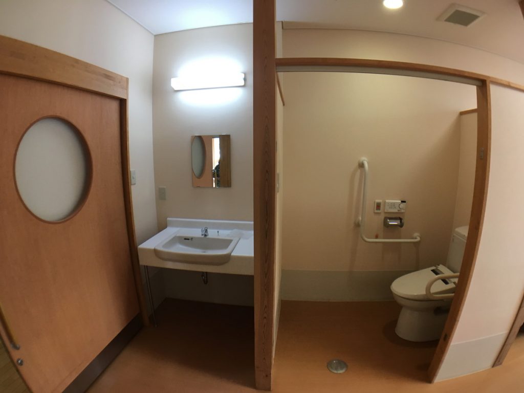 洗面台は車いすでも届く低い設計。トイレは車いすでも介護ができやすい広いドア幅が特徴