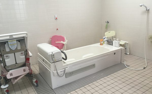 機械浴の写真。介護度が上がっても、安心してお風呂に入ることができる。他にも、一般浴槽と檜風呂もあり。