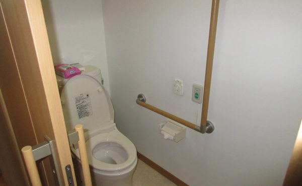 居室のトイレにはバーが備え付けられているので立ち上がりの際も安心です