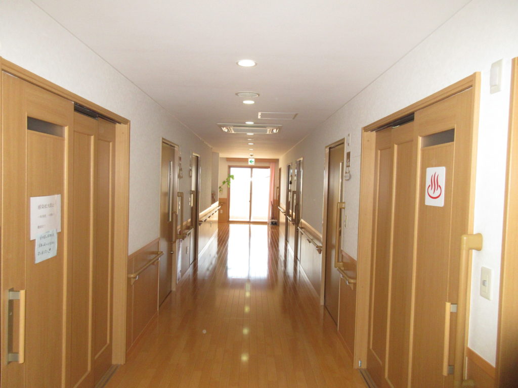 居室に続く廊下も木材が使われていて明るい印象です