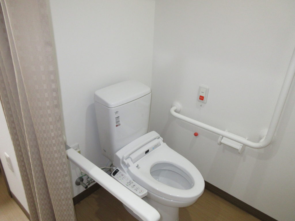 個室のトイレは車いすでも入りやすいように扉はカーテンタイプになります
