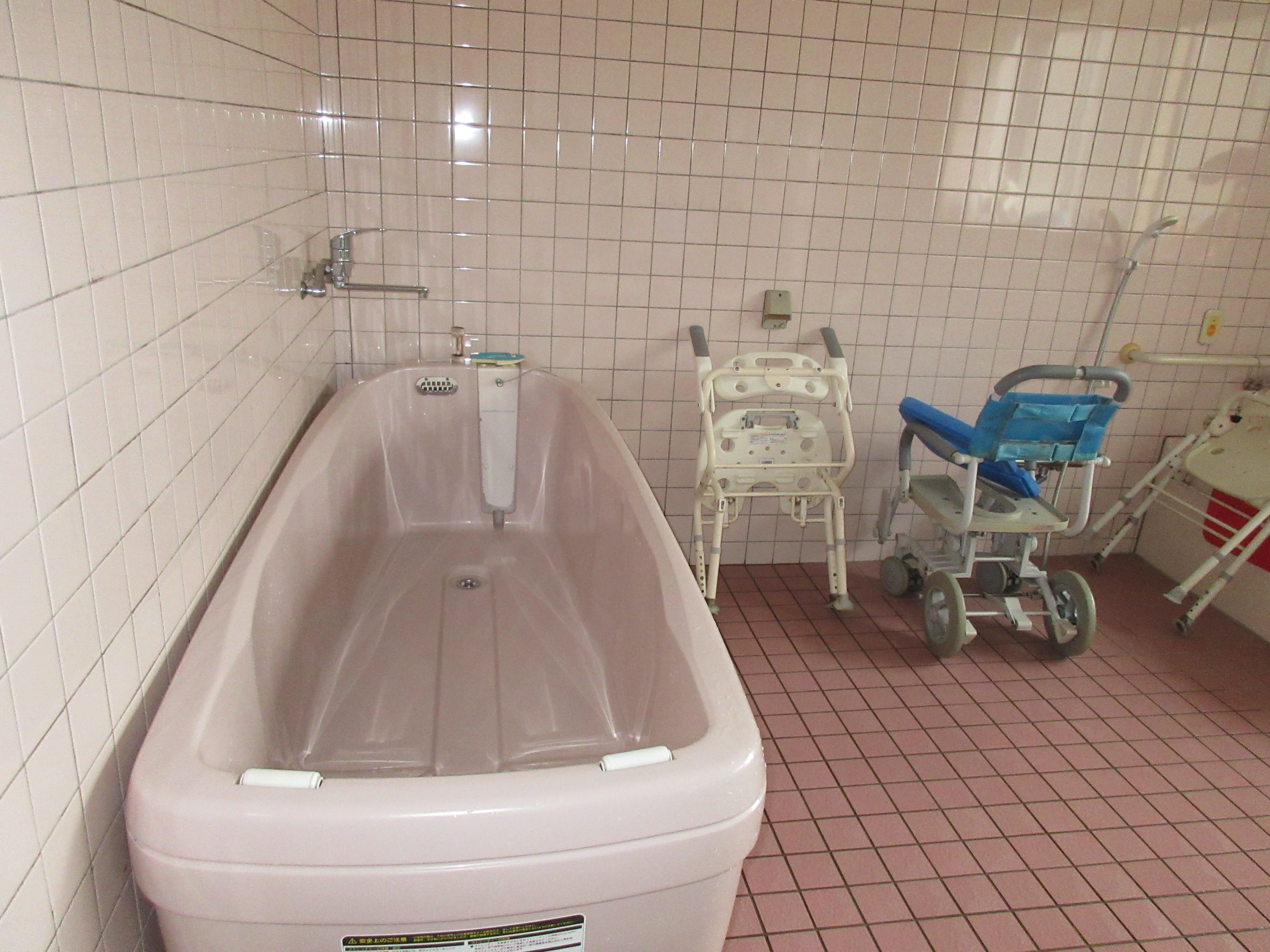 機械浴。介護度が上がってもきちんと入浴を楽しむことができます。