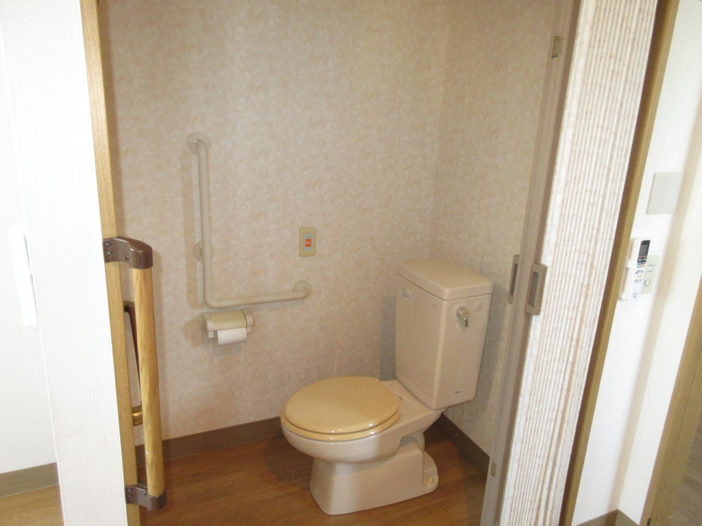 居室のトイレになります。トイレのドアはアコーディオン形式です。