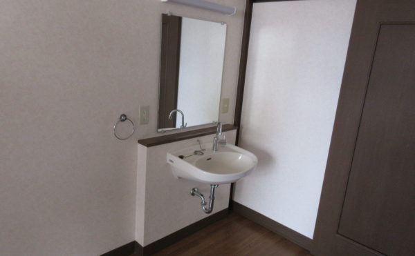 居室内の洗面台。大きな鏡があり、お部屋で身だしなみを整えることができる。