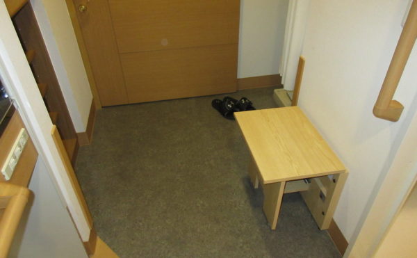 居室の玄関付近には靴が履きやすいように収納できる椅子がございます。