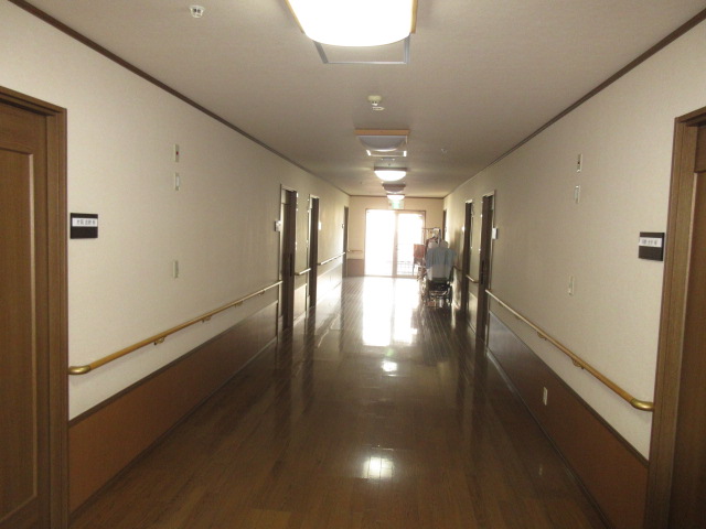 施設の廊下は非常にシックの色使いで落ち着いた雰囲気です。