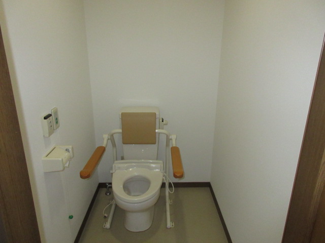 居室にはトイレが付いていて立ち上がりやすいようにバーが付属しています。