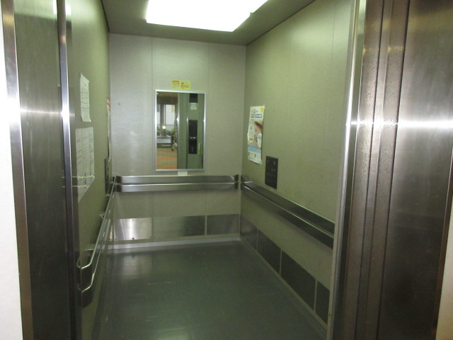 施設のエレベーター