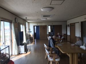 岡山市東区にあるグループホームのリビングは見晴らしがよく、穏やかな時間が過ごせそうな場所です