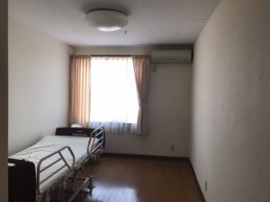岡山市東区にあるグループホームでは介護用のベットが部屋に備え付けてあります。