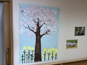 岡山市南区にある介護付き有料老人ホーム敬愛福田の通路に飾られた入居者さん作成の作品の写真（桜の木）